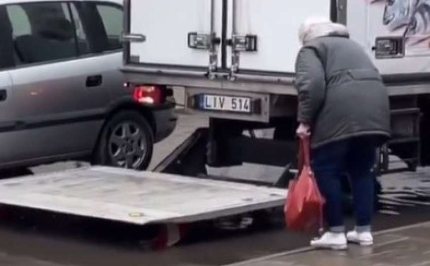 Oduševio mnoge: Pogledajte kako je vozač kamiona pomogao starijoj gospođi